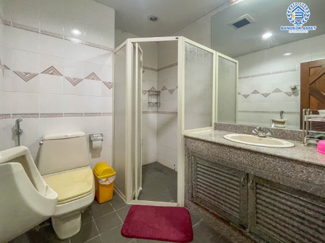 *****อาคารพาณิชย์มือสองย่านนนทบุรี อาคารพาณิชย์ ติดถ.แจ้งวัฒนะ เนื้อที่มากถึง 38 ตร.ว. ฟังก์ชันจัดเต็มถึง 6 ห้องนอน 4 ห้องน้ำ 2 ที่จอดรถ จะทำเป็นบริษัท หรือจะอยู่อาศัยก็ดี บนทำเลศักยภาพสุดๆ ใกล้เซ็นทรัลแจ้งวัฒนะ, รถไฟฟ้า (ในอนาคต) สายสีชมพู "สถานีแจ้งวัฒนะ-ปากเกร็ด 28" และทางด่วน "ศรีรัช"